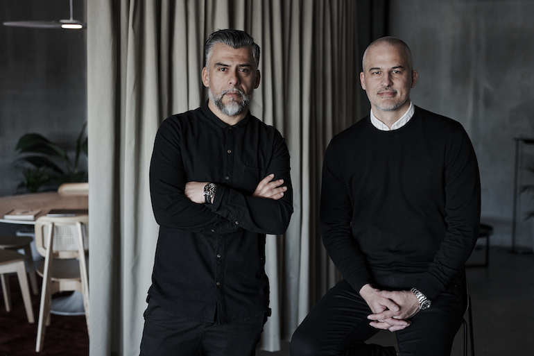 Claudio Oyarce, Traviss Orr