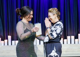 Airwallex Head of Community Partnerships Taylor Fox-Smith presents Vicki Stirling, CEO of The Startup Network, with the Industry Champion award. Image: Startup Daily.
