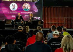 Saniel VC and former Aconex founder Leigh Jasper in conversation with AWS Startups' Lauren Capelin. Image: Startup Daily.